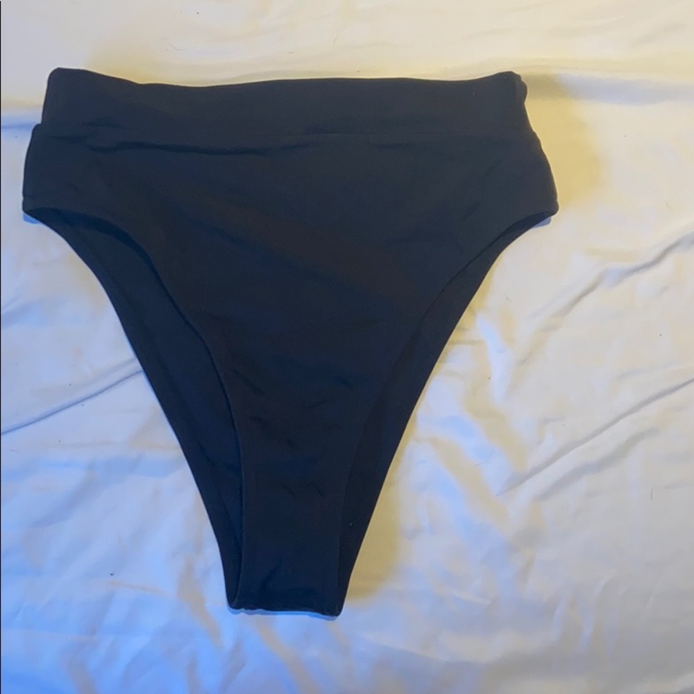 Tan lines como black high wasted bottoms